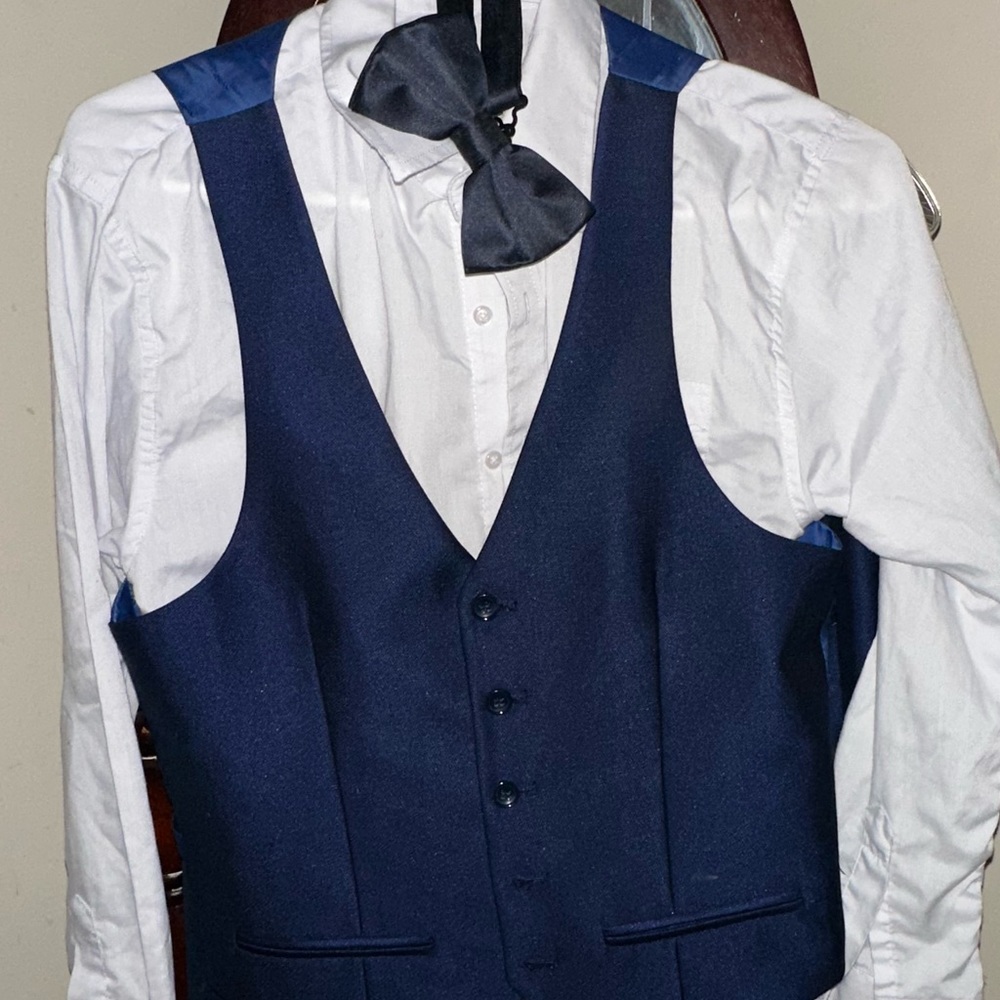 Shirt,vest and pants shirt is 14 h pants are 38/32